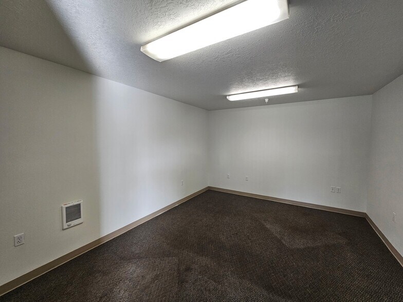 More Photos Of 840 SE Woodland Blvd, Bend Warehouse For Lease