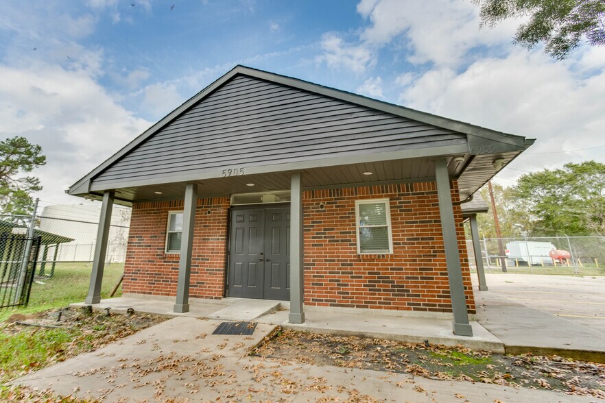 More Photos Of 5905 Treaschwig Rd, Spring Office For Lease