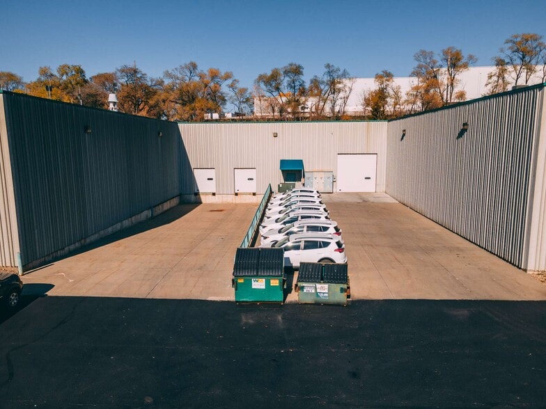 More Photos Of 5810-5852 F St, Omaha Warehouse For Lease