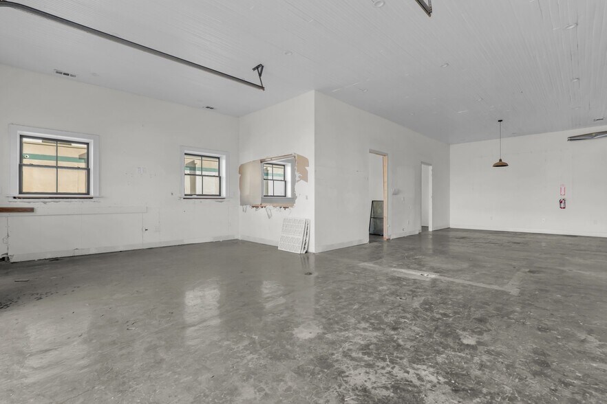 More Photos Of 25 E Maupas Ave, Savannah General Retail For Lease