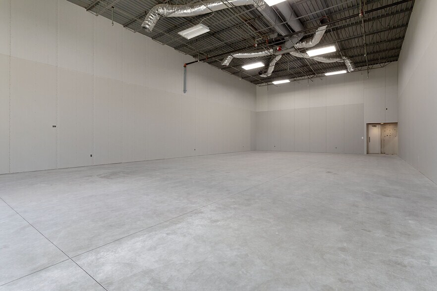 More Photos Of 550-630 Freeport Ave, Elk River Storefront Retail Office For Lease