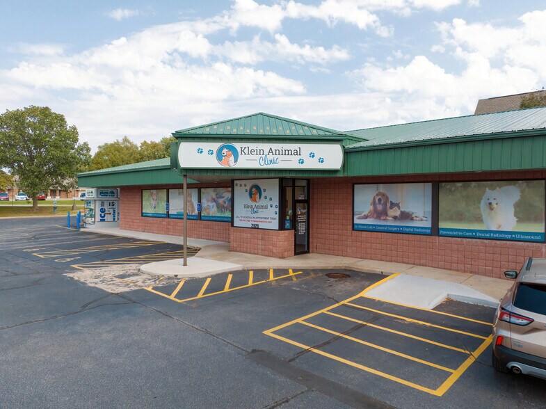 More Photos Of 2925 18th St, Bettendorf General Retail For Lease