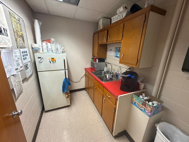More Photos Of 150 Fountain St, Grand Rapids Medical For Lease