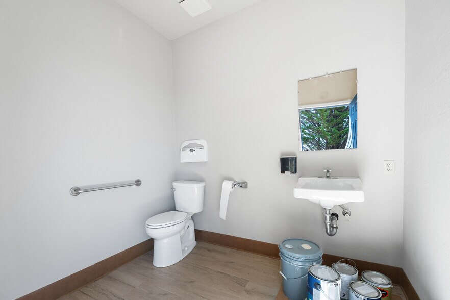 More Photos Of 39000 1 hwy, Gualala Flex For Sale
