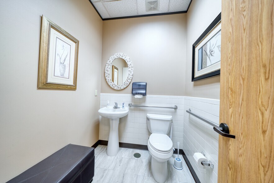 More Photos Of 15430 Ridge Park Dr, Houston Office For Sale