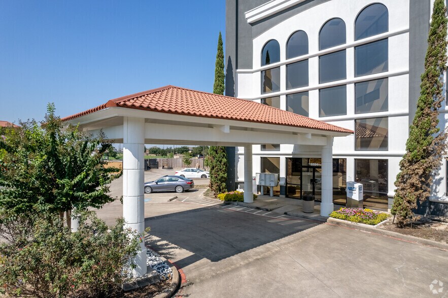 More Photos Of 2734 W Sunrise Blvd, Pearland Office For Lease