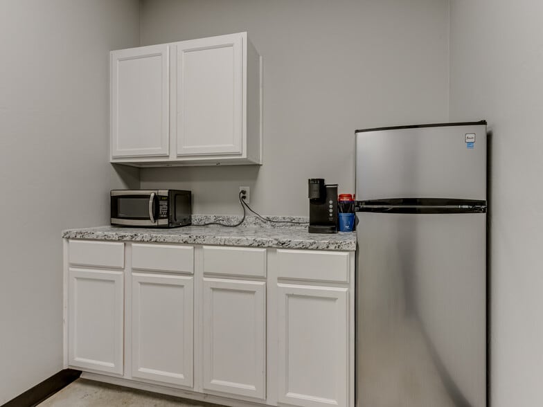 More Photos Of 120 SE 19th St, Moore General Retail For Lease