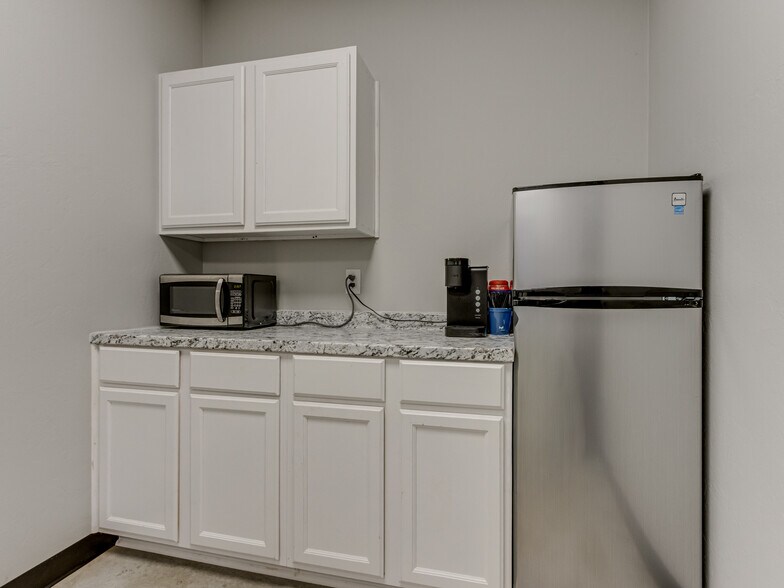 More Photos Of 120 SE 19th St, Moore Storefront For Lease