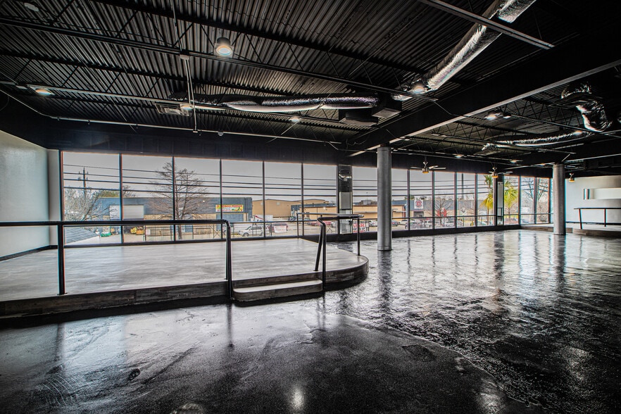 More Photos Of 802 Crosstimbers, Houston General Retail For Sale