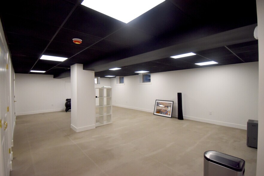 More Photos Of 22 Bayview Ave, Manhasset Office For Sale
