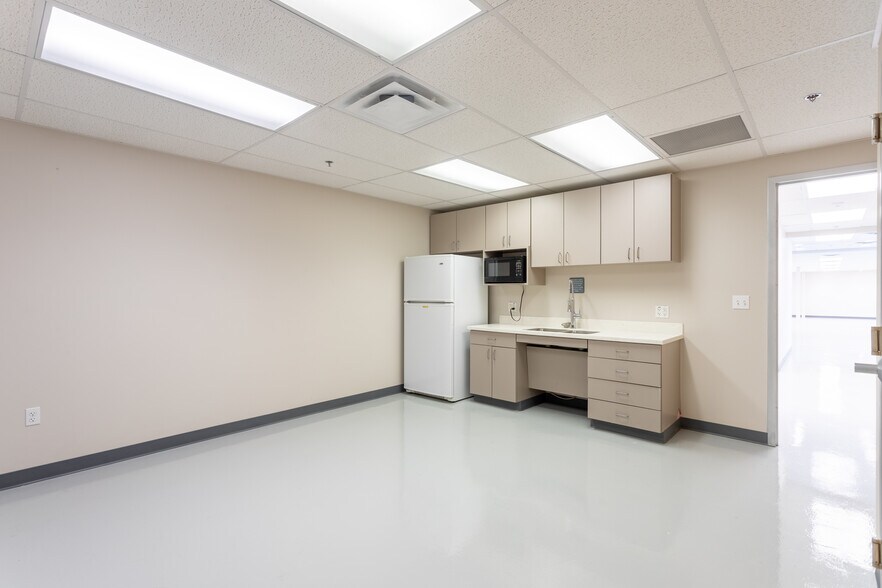 More Photos Of 10731 Gulfdale St, San Antonio Distribution For Sale