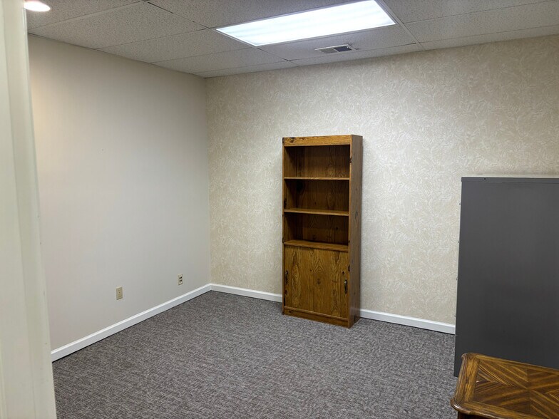 More Photos Of 10835-10845 Bluegrass Pky, Louisville Office For Sale
