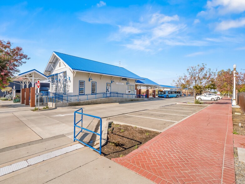 More Photos Of 504 W 7th St, Hanford Freestanding For Sale