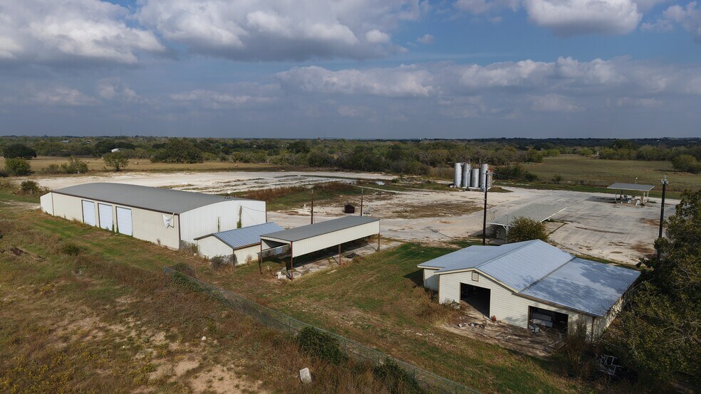 More Photos Of 14685 Old Frio City Rd, Lytle Warehouse For Lease