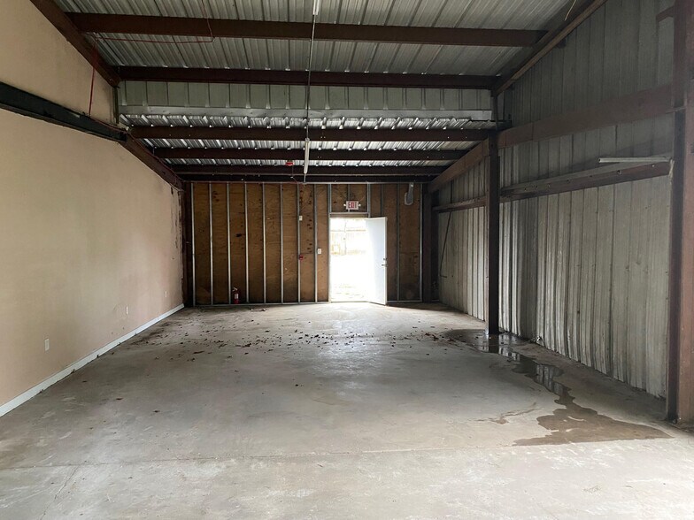 More Photos Of 1310 N ML King Jr Pky, Beaumont Light Manufacturing For Sale