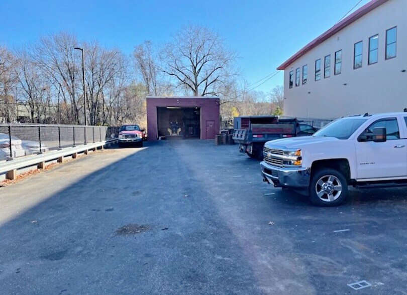 More Photos Of 130 Cross St, Winchester Service For Lease