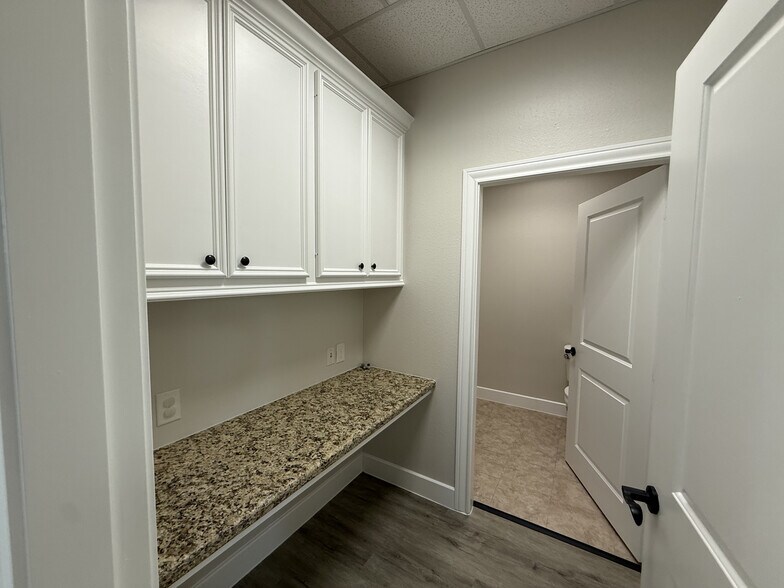More Photos Of 7115 FM 2920, Spring Unknown For Lease