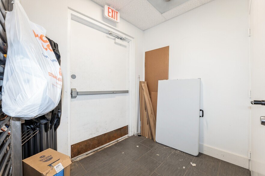 More Photos Of 5500 Merle Hay Rd, Johnston Storefront For Sale