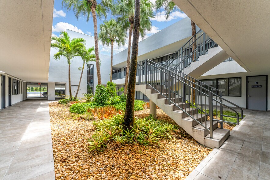 More Photos Of 8390 W Flagler St, Miami Office Residential For Lease