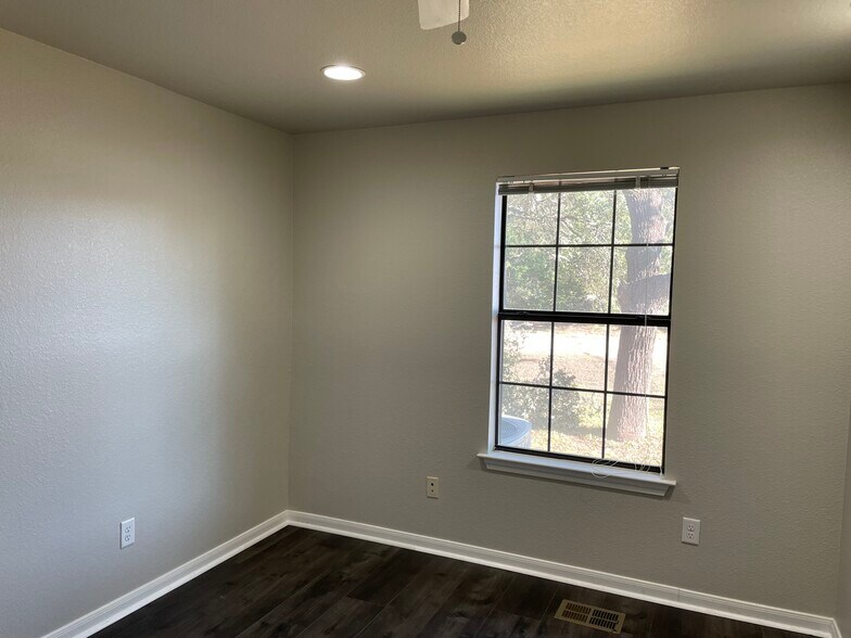 More Photos Of 4225 E Highway 290, Dripping Springs Office For Lease