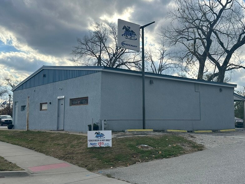 More Photos Of 4312 NW Gateway Ave, Riverside Restaurant For Sale