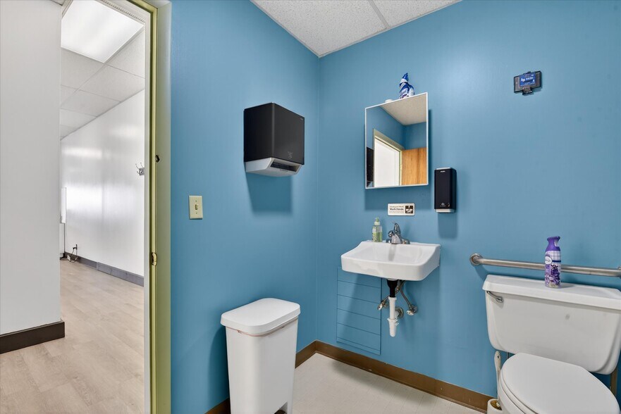 More Photos Of 1100 Croy Dr, Findlay Storefront Retail Office For Lease