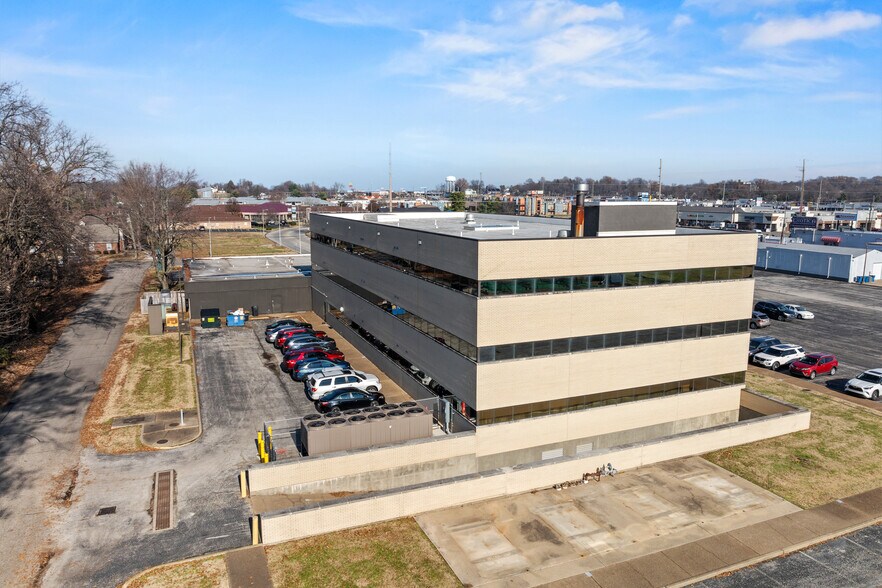 More Photos Of 4411 Washington Ave, Evansville Medical For Sale