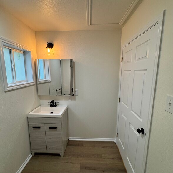 More Photos Of 143 N West St, Bertram Flex For Sale