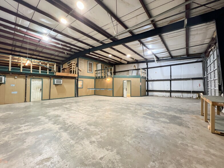 More Photos Of 200-210 Pailet Dr, Harvey Flex For Lease