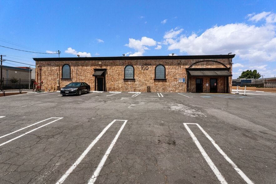 More Photos Of 13126 S Figueroa St, Los Angeles Bar For Sale