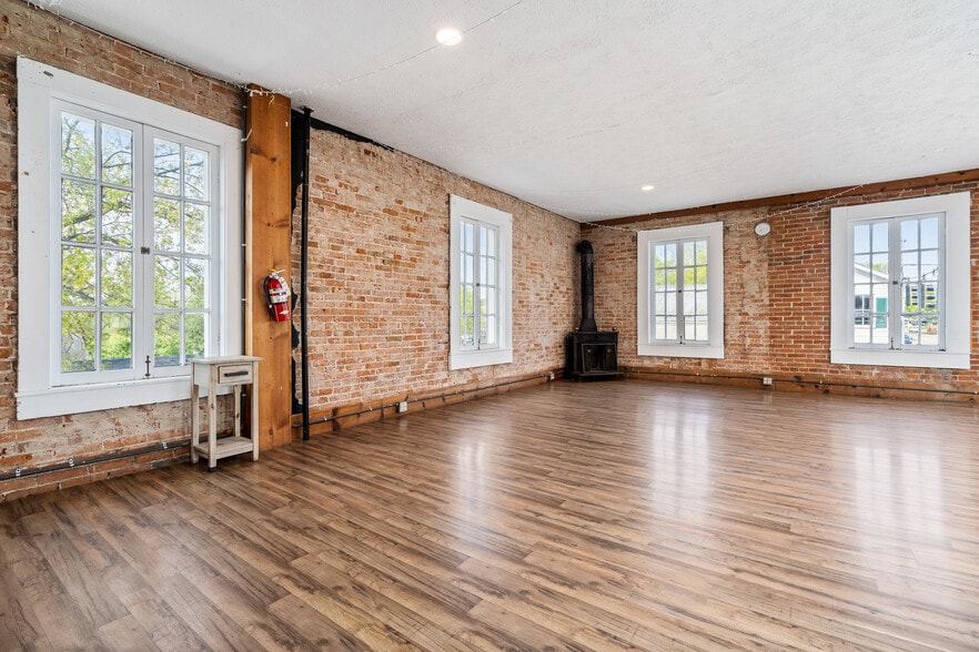 More Photos Of 7-11 E Franklin St, Bellbrook Storefront Retail Office For Lease