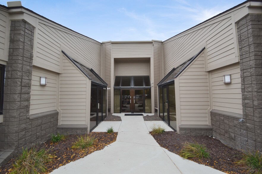 More Photos Of 7115 Orchard Lake Rd, West Bloomfield Office For Lease