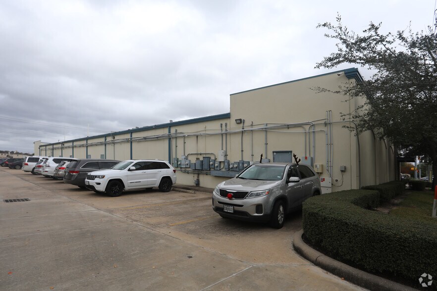 More Photos Of 9405 Huffmeister Rd, Houston Storefront Retail Office For Lease