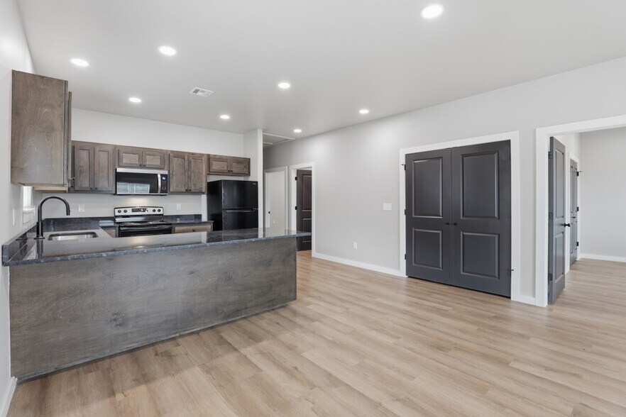 More Photos Of 3611 & 3613 Frontier Avenue, Ponca City Specialty For Sale