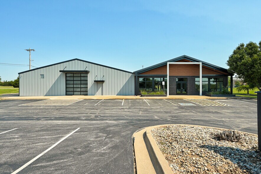 More Photos Of 501 E Britton Rd, Oklahoma City Auto Dealership For Lease