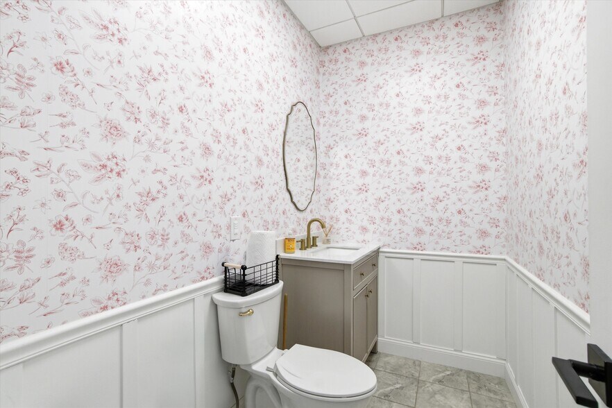 More Photos Of 8 Chestnut Dr, Bedford Office For Sale