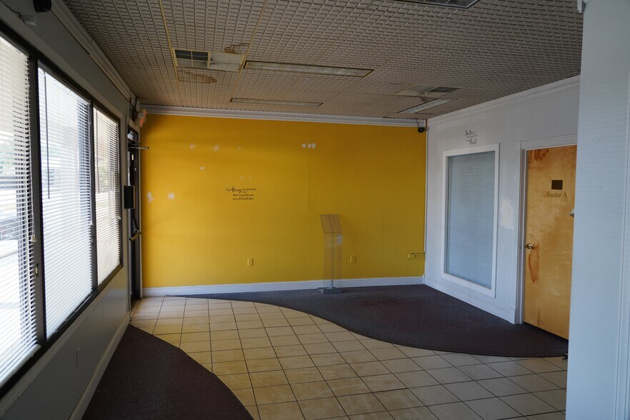 More Photos Of 800-810 N Main St, Anderson General Retail For Sale