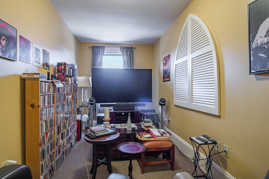 More Photos Of 298-300 Newbury St, Boston Schools For Sale