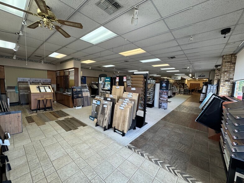 More Photos Of 1900 Crockett Rd, Palestine Storefront For Sale