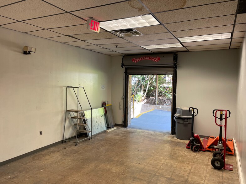 More Photos Of 215 Marvin Miller Dr SW, Atlanta Light Distribution For Lease