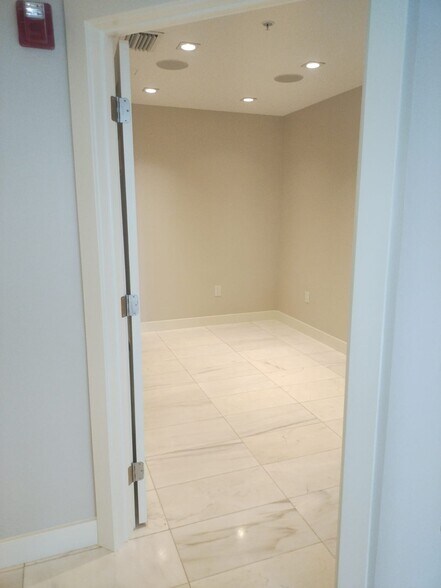 More Photos Of 1001 10th Ave S, Naples Office Residential For Lease