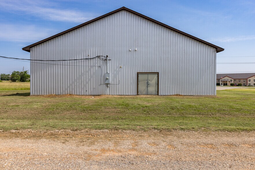 More Photos Of 1910 E Jackson St, Hugo Freestanding For Sale