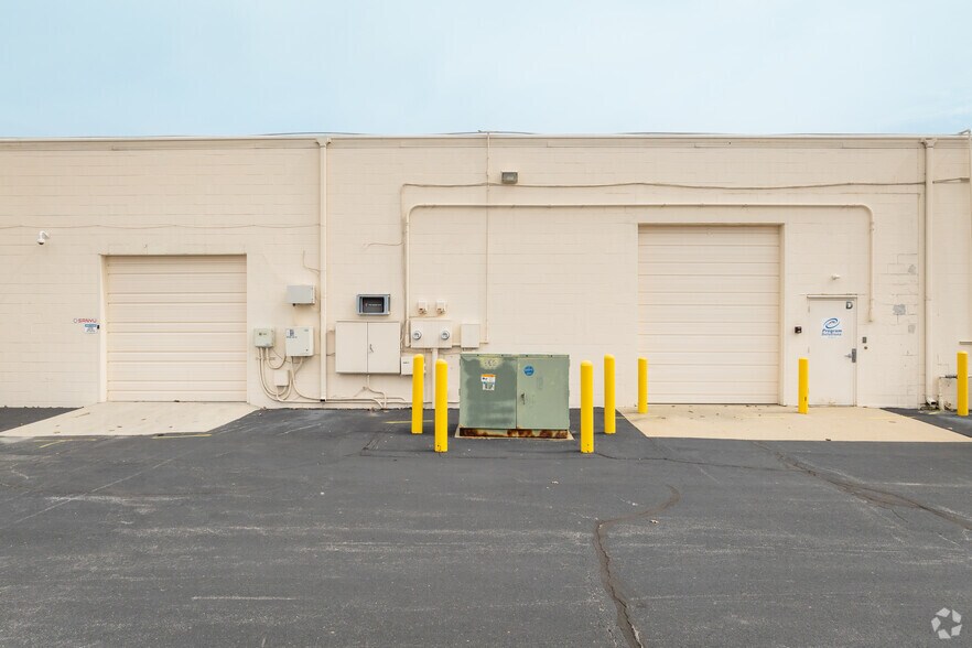 More Photos Of 1718-1722 Indian Wood Cir, Maumee Light Manufacturing For Lease
