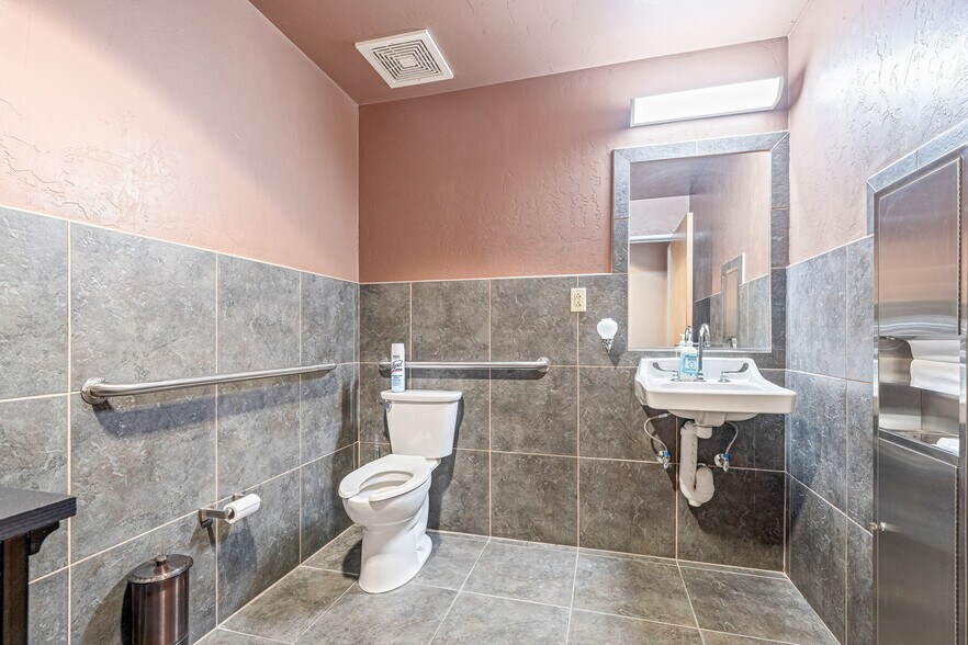 More Photos Of 4655 S Coach Dr, Tucson Warehouse For Sale