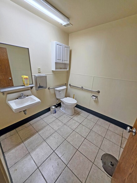 More Photos Of 4960 E Yale Ave, Fresno Warehouse For Sale