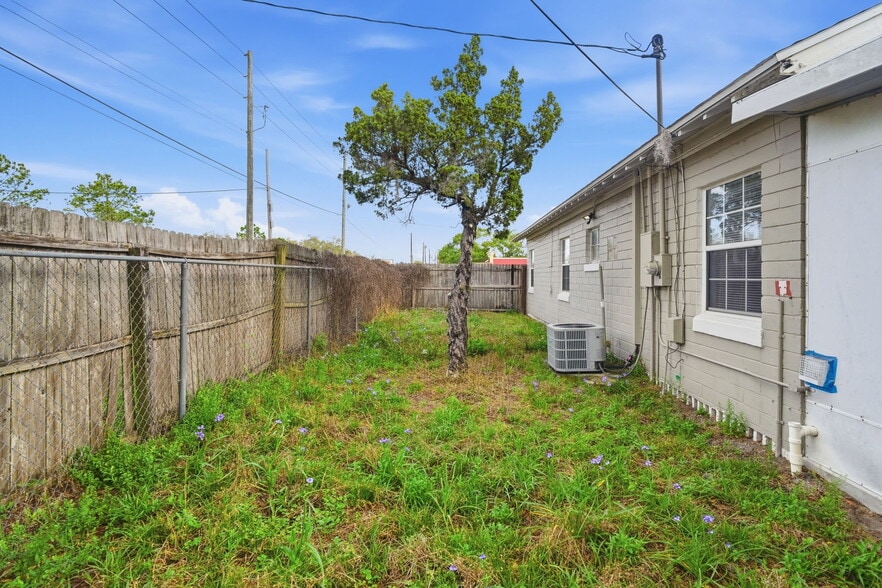 More Photos Of 1036 Camphor Ln, Deland General Retail For Sale