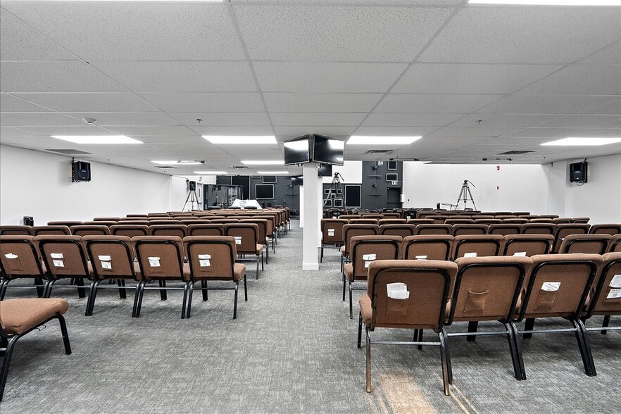 More Photos Of 9241-9249 50th St NW, Edmonton Showroom For Sale