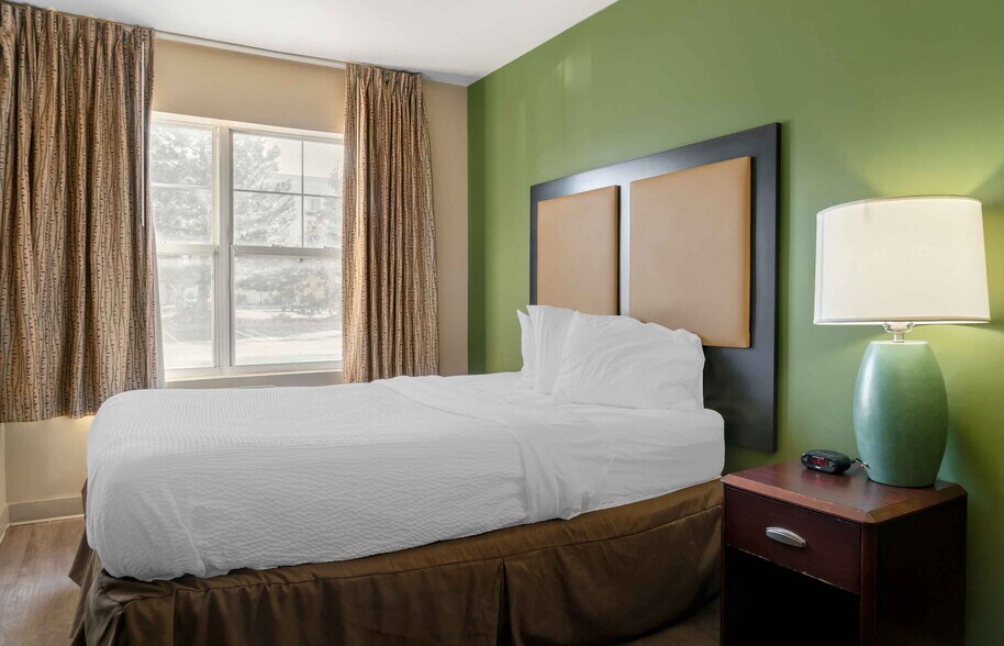 More Photos Of 2100 Featherstone Rd, Auburn Hills Hotel For Sale