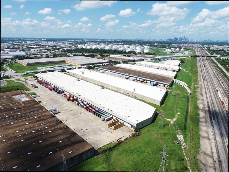 More Photos Of 8833 Citypark Loop, Houston Warehouse For Lease