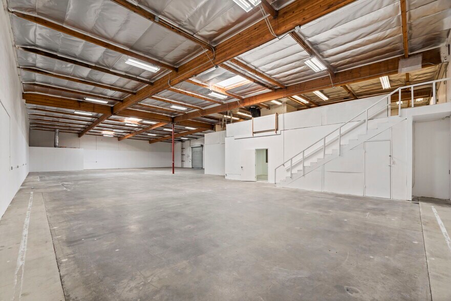 More Photos Of 22808 Lockness Ave, Torrance Warehouse For Lease